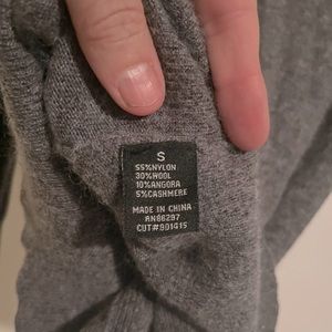 BCBGMaxAzria wool/cashmere blend V-neck sweater with puff shoulder detail - SZ S